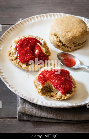 Scones aus einkorn Weizen mit Erdbeer Marmelade und Clotted Cream Stockfoto