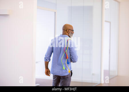 Geschäftsmann mit farbigen Power im Büro Stockfoto