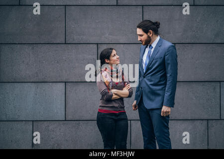 Geschäftsmann und Frau einander betrachten Stockfoto