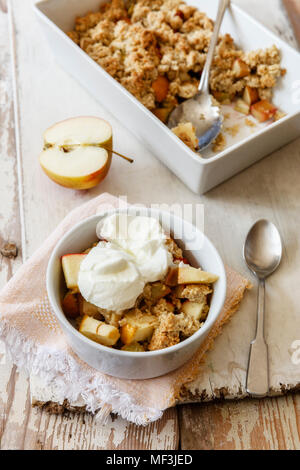 Haferflocken Kuchen mit Rhabarber und Apple Crumble Stockfoto