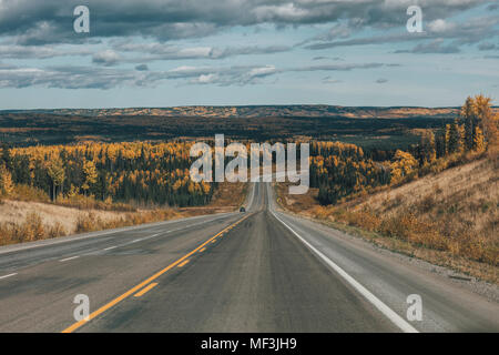 Kanada, British Columbia, Northern Rockies, Alaska Highway im Herbst Stockfoto