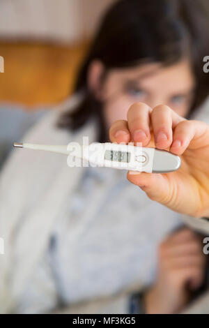 Girl's Hand, Fieberthermometer, close-up Stockfoto