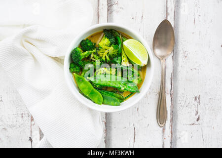 Green Thai curry mit Broccoli, Pak Choi, Zuckerschoten, Baby Spinat, Kalk- und Reis Stockfoto