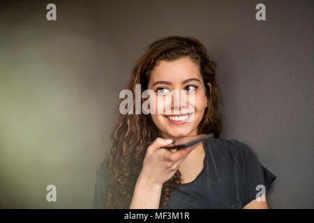 Portrait von jugendlichen Mädchen mit Handy Stockfoto