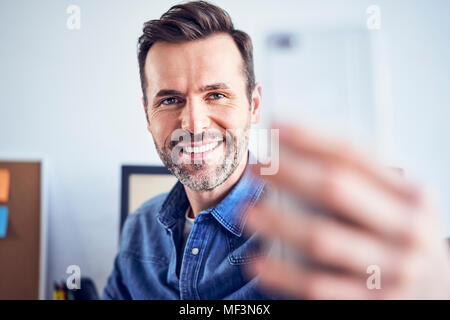 Glückliche Menschen im Büro unter selfie Stockfoto