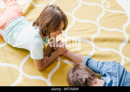 Sohn Vater im Armdrücken besiegt Stockfoto