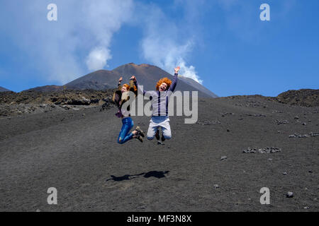 Teenager, springen in die Luft, Tanz auf dem Vulkan, Vulkan Ätna, Catania, Silzilien, Italienisch, Stockfoto