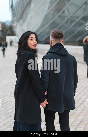 Frankreich, Paris, Porträt der jungen Frau Hand in Hand mit ihrem Freund Stockfoto