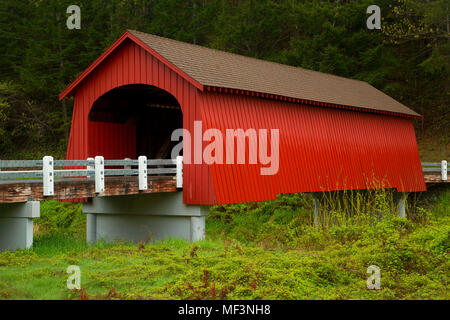 Fisher Schule Covered Bridge (Brücke) fünf Flüsse, Lincoln County, Oregon Stockfoto
