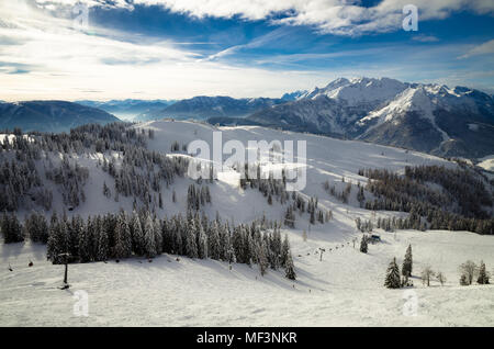 Österreich, Salzkammergut, Skiregion Dachstein-West, Skilift und Skipiste Stockfoto