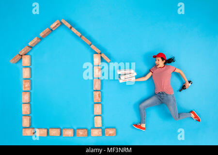 Frau, die Piazza in leer Startseite Stockfoto