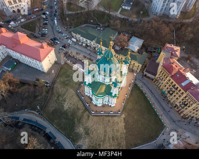 Schöne Aussicht auf die alte Straße Andrew's Abstieg und die St. Andrew's Church in Kiew Stockfoto