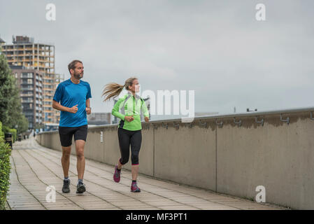 Vereinigtes Königreich, England, London, Greenwich, reifes Paar Joggen in der Stadt Stockfoto