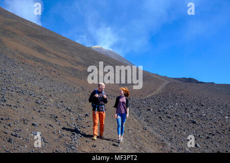 Wanderer beim Abstieg, Vulkan Ätna, Catania, Silzilien, Italienisch, Stockfoto