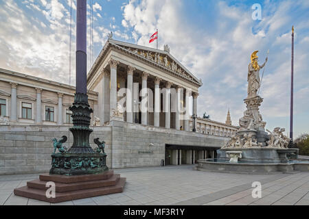Österreich, Wien, Blick zum Parlamentsgebäude mit Statue der Göttin Pallas Athene im Vordergrund Stockfoto