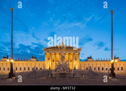 Österreich, Wien, Blick auf die Parlamentsgebäude mit Statue der Göttin Pallas Athene im Vordergrund blaue Stunde Stockfoto