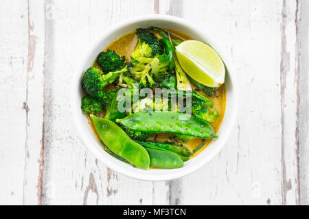 Green Thai curry mit Broccoli, Pak Choi, Zuckerschoten, Baby Spinat, Kalk- und Reis Stockfoto