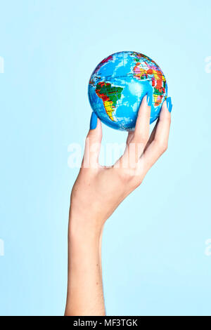 In der Nähe von Frau Hände holding Globe Stockfoto