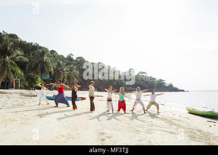 Thailand, Koh Phangan, Gruppe von Menschen Yoga am Strand Stockfoto