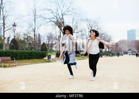 Spanien, Barcelona, zwei üppige Frauen im City Park läuft Stockfoto