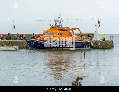 RNLI Meer Bewußtsein Tag gehalten an der Pier, Cemaes auf Anglesey. Veranstaltung bis zum 15. April 2018. Holyhead Rettungsboot auf dem Display. Stockfoto