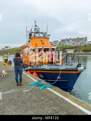 RNLI Meer Bewußtsein Tag gehalten an der Pier, Cemaes auf Anglesey. Veranstaltung bis zum 15. April 2018. Holyhead Rettungsboot auf dem Display. Stockfoto