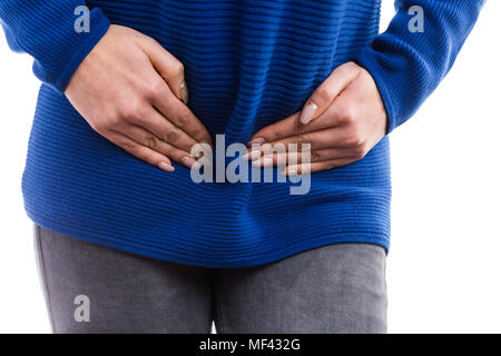 Nahaufnahme von Frau Hände drücken Schmerzen unterbauch wie Menstruation Periode ache Konzept auf weißem Hintergrund Stockfoto