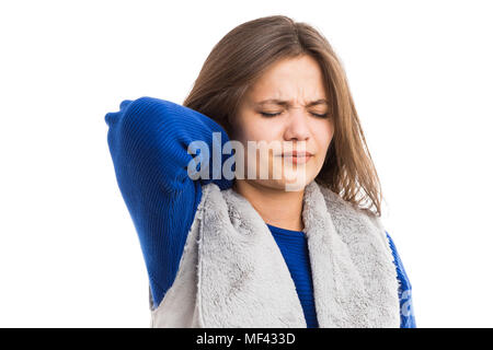 Junge Frau mit starken Hals Schmerzen ache als stress Spannung oder physikalische Problem auf weißem Hintergrund Stockfoto