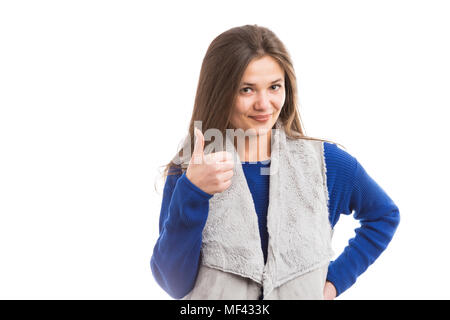 Attraktive junge Frau mit Pullover und Weste mit ok Geste und lächelnd auf weißem Hintergrund Stockfoto