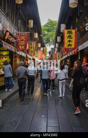 Touristen genießen Jinli Alte Straße, Chengdu, Sichuan, China Stockfoto