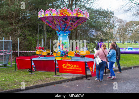 20. April 2018 des Kleinkindes Karussellfahrt im Bau, der auf den Rüsttag für das jährliche Frühlingsfest in Barnets Demesne Bel Stockfoto