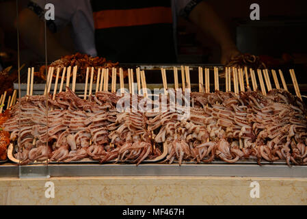 Spieße für Verkauf auf jinli Alte Straße, Chengdu, China Stockfoto