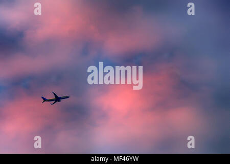Pkw Flugzeug hebt ab Stockfoto