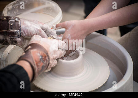 Die Hände der alten Meister bei der Arbeit Stockfoto
