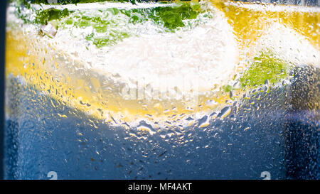 Makro Bild von frischen Zitronenscheiben und Minze in kalte Limonade Stockfoto