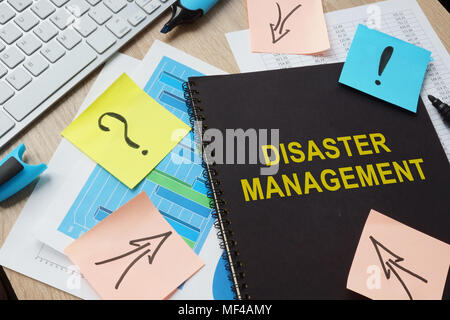 Dokumente über Disaster Management auf einen Tisch. Stockfoto