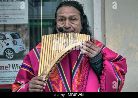 Slavonski Brod, Kroatien - Porträt eines Mannes aus Peru spielen der Panflöte und Straßenmusik auf der Straße Stockfoto