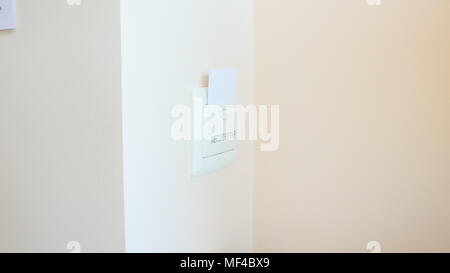 Closeup Taste Bild Auto Halterung an der Wand im Hotel Zimmer Stockfoto