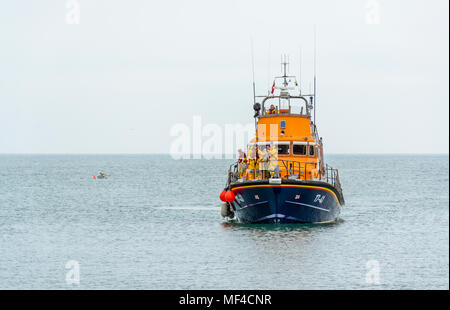 RNLI Meer Bewußtsein Tag gehalten an der Pier, Cemaes auf Anglesey. Veranstaltung bis zum 15. April 2018. Holyhead Rettungsboot nähert sich dem Hafen. Stockfoto