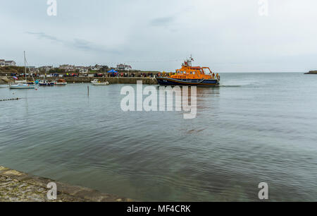 RNLI Meer Bewußtsein Tag gehalten an der Pier, Cemaes auf Anglesey. Veranstaltung bis zum 15. April 2018. Holyhead Rettungsboot auf dem Display. Stockfoto