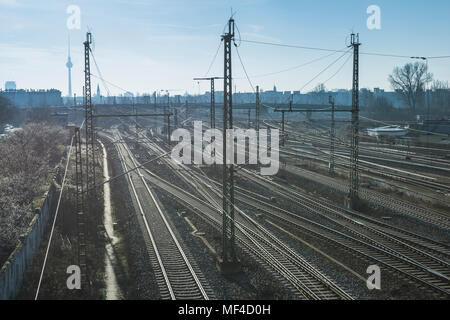 Morgen städtische Landschaft mit komplizierten Eisenbahnsystem in Berlin Stockfoto