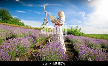 Junge blonde Frau im lavendelfeld und Malerei schöne Landschaft Stockfoto