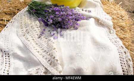 Closeup Bild von lavendelblüten liegen auf Leinen Tischdecke Stockfoto