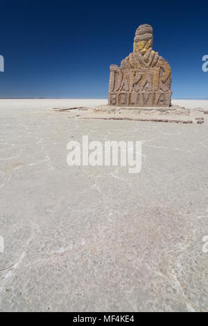 Denkmal für die Rallye Dakar. Salar de Uyuni. Bolivien Stockfoto