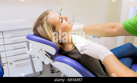 Closeup Bild der Zahnarzt das Gewebe auf seinen Patienten Stockfoto