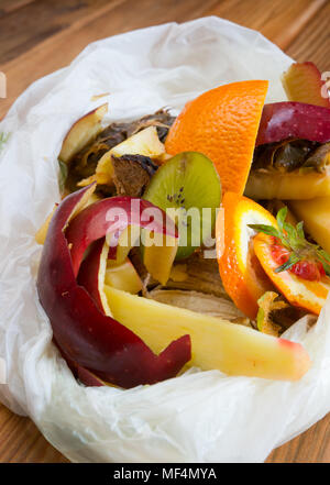 Obst Schalen in eine wiederverwertbare und biologisch abbaubare Beutel Stockfoto