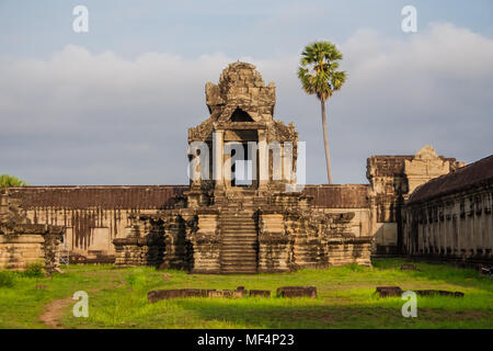 Vorderansicht des nördlichen Bibliothek von Angkor Wat, Siem Reap, Kambodscha. Unusaully, die Bibliothek öffnet sich sowohl im Osten wie im Westen. Stockfoto