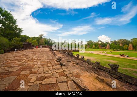 Touristen zu Fuß auf der Oberseite des Elefanten Terrasse in Angkor Thom, genießen Sie die herrliche Aussicht auf die Ostseite von diesem Bereich. Stockfoto