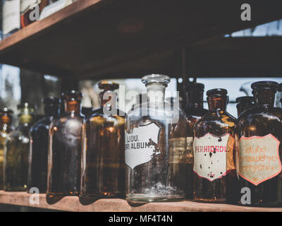 Rimini, Italien, 17. März 2018 Viele alte Apotheke Glasflaschen sind im Regal, Vintage Look Stockfoto