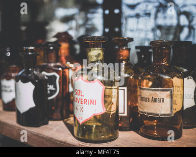 Rimini, Italien, 17. März 2018 Viele alte Apotheke Glasflaschen sind im Regal, Vintage Look Stockfoto